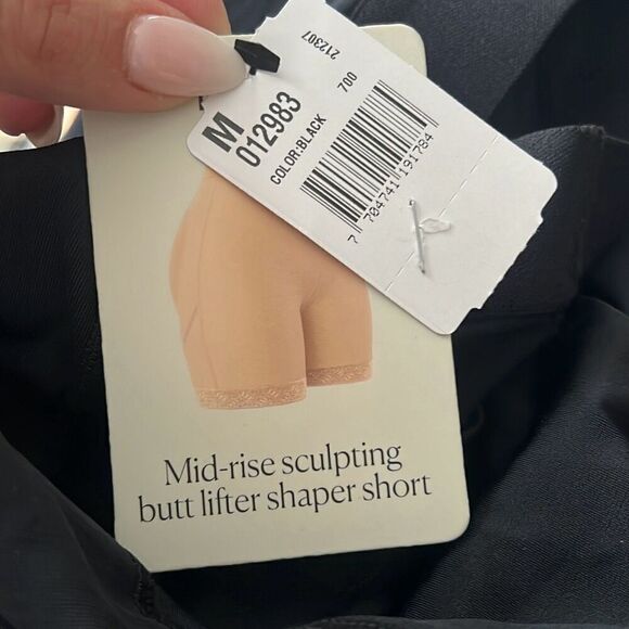 Leonisa NWT Compression Shapewear Mid-Rise Sculpting Butt Lifter Shaper Short M - Picture 7 of 7